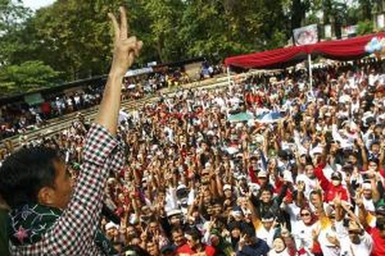 Calon presiden Joko Widodo (Jokowi) berorasi di depan simpatisannya saat kampanye terbuka di Lapangan Situ Buleud, Purwakarta, Jawa Barat, Selasa (17/6/2014).  