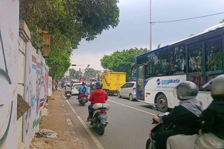 Kondisi terkini Jalan Raya Bogor di Kramatjati, Jakarta Timur, Kamis (4/4/2024), usai kebanjiran karena luapan Kali Baru, Rabu (3/4/2024).