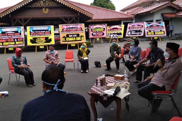 Karangan bunga tertata di kompleks Pendapa Sipanji sekaligus Kantor Bupati Banyumas, Jawa Tengah, Kamis (24/2020).