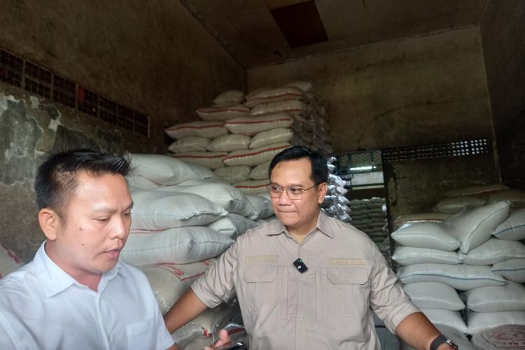 Anggota Ombudsman RI Yeka Hendra Fatika melakukan sidak beras Stabilisasi Pasokan Harga Pangan (SPHP) yang digelorkan Bulog di Pasar Induk Beras Cipinang (PIBC), Jakarta Timur, Jumat (15/3/2024).