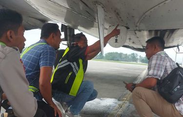Aparat keamanan memeriksa kondisi pesawat Trigana AIr yang ditembak KKB di Yahukimo, Jayapura, Papua, Sabtu (11/3/2023)