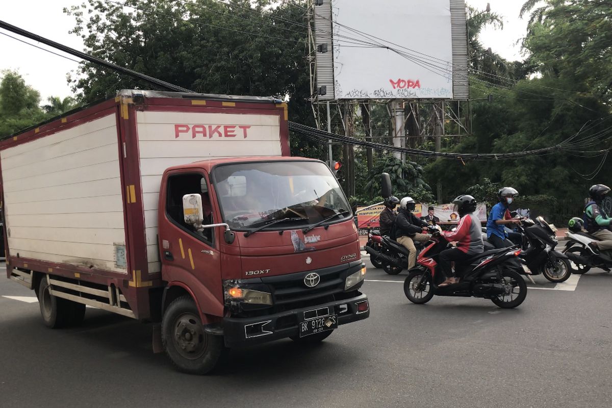 Sopir truk melambung ke kanan Jalan Barito 1, Kramat Pela, Kebayoran Baru, Jakarta Selatan agar tak tersangkut kabel yang semrawut dan menjuntai ke jalan pada Jumat (26/2/2021) sore.