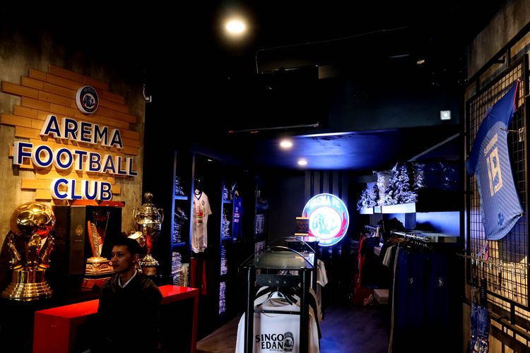 Arema Store menjual jersey dan merchandise Arema FC.