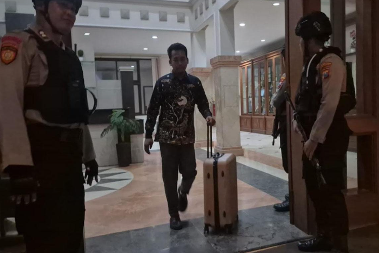 Penyidik KPK membawa 3 koper dari hasil penggeledakan di kantor Pemkab Ponorogo dan diangkut ke mobil KPK.