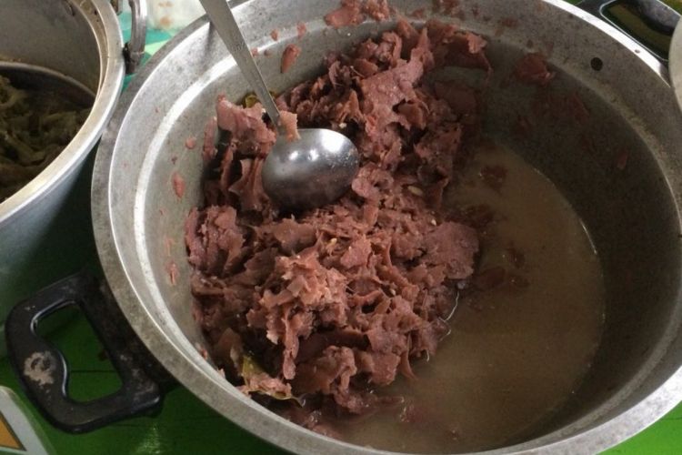 Semur Bonggol Pisang di Pasar Argowijil, Desa Gari, Kecamatan Wonosari, Gunungkidul, DI Yogyakarta, Kamis (17/5/2018).