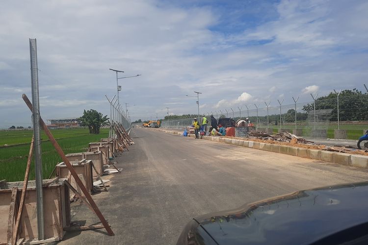 Pagar menuju Bandara Ngloram masih dalam pembangunan, Jumat (26/11/2021)