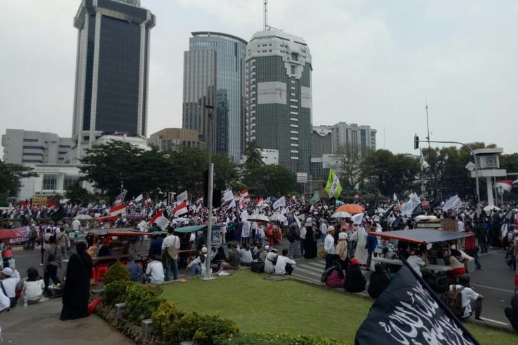 Massa yang mengatasnamakan mujahid 212 berunjuk rasa di kawasan patung kuda jalan Medan Merdeka Barat, Jakarta Pusat, Sabtu (28/9/2019).