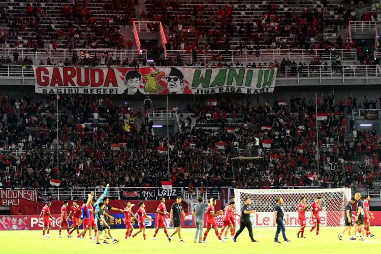Pemain Timnas Indonesia, Tim pelatih dan official menyapa pennon seusai pertandingan Kualifikasi Piala Asia U20 2023 melawan Vietnam yang berakhir dengan skor 3-2 di Stadion Gelora Bung Tomo Surabaya, Minggu (18/9/2022) malam.