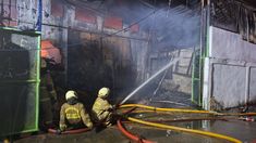 14 Jam Kebakaran Pergudangan Miami Jakbar, Petugas Masih Padamkan Bara Api yang Tertimbun