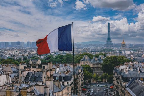 Mengapa Warna Biru Cerah pada Bendera Perancis Diganti Lebih Gelap?