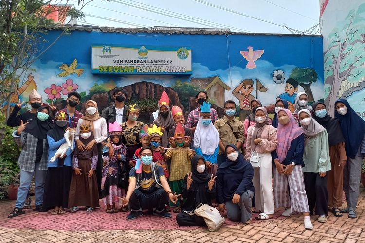 Komunitas Satoe Atap, komunitas yang bergerak dalam bidang pendidikan sosial di Kota Semarang, Jawa Tengah.