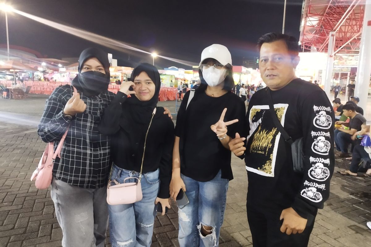 Keluarga Tari (44), Priyono (48), dan kedua anaknya saat diwawancarai di Jakarta Lebaran Fair, JIExpo Kemayoran, Jakarta Pusat, Sabtu (20/4/2024)