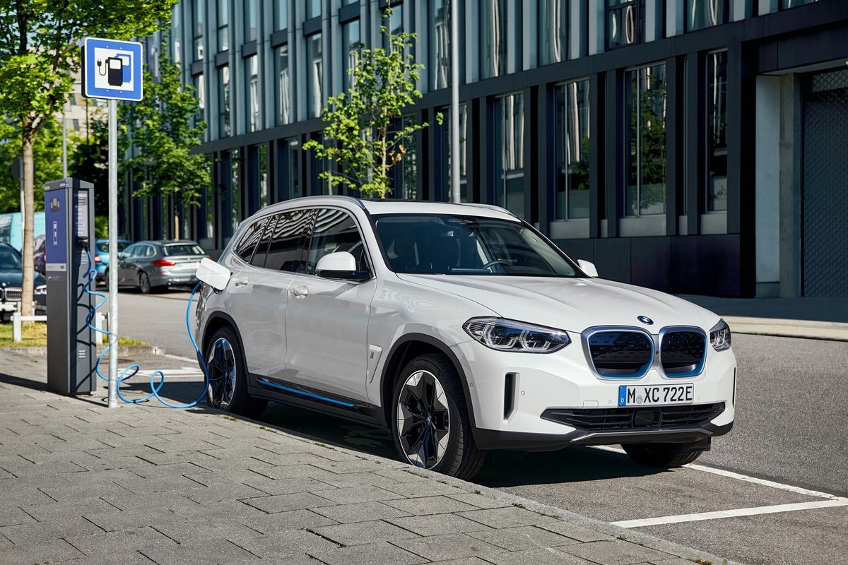 BMW Indonesia baru saja merilis SUV listrik pertama BMW iX3 