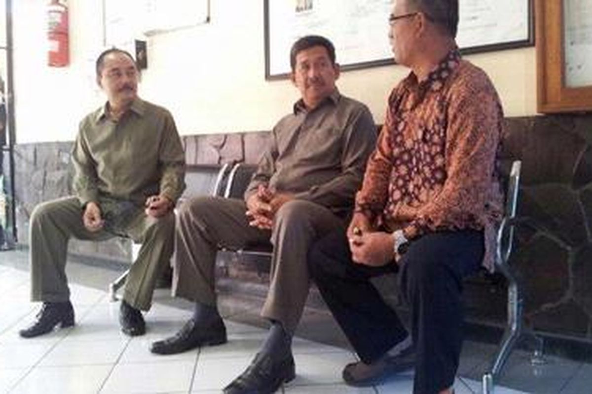 Pasangan calon gubernur-wakil gubernur Jabar dari jalur perseorangan, Dikdik Mulyana Arief Mansur-Cecep Nana Suryana Toyib, Rabu (5/12/2012), datang ke KPU Jabar untuk melengkapi berkas dukungan.