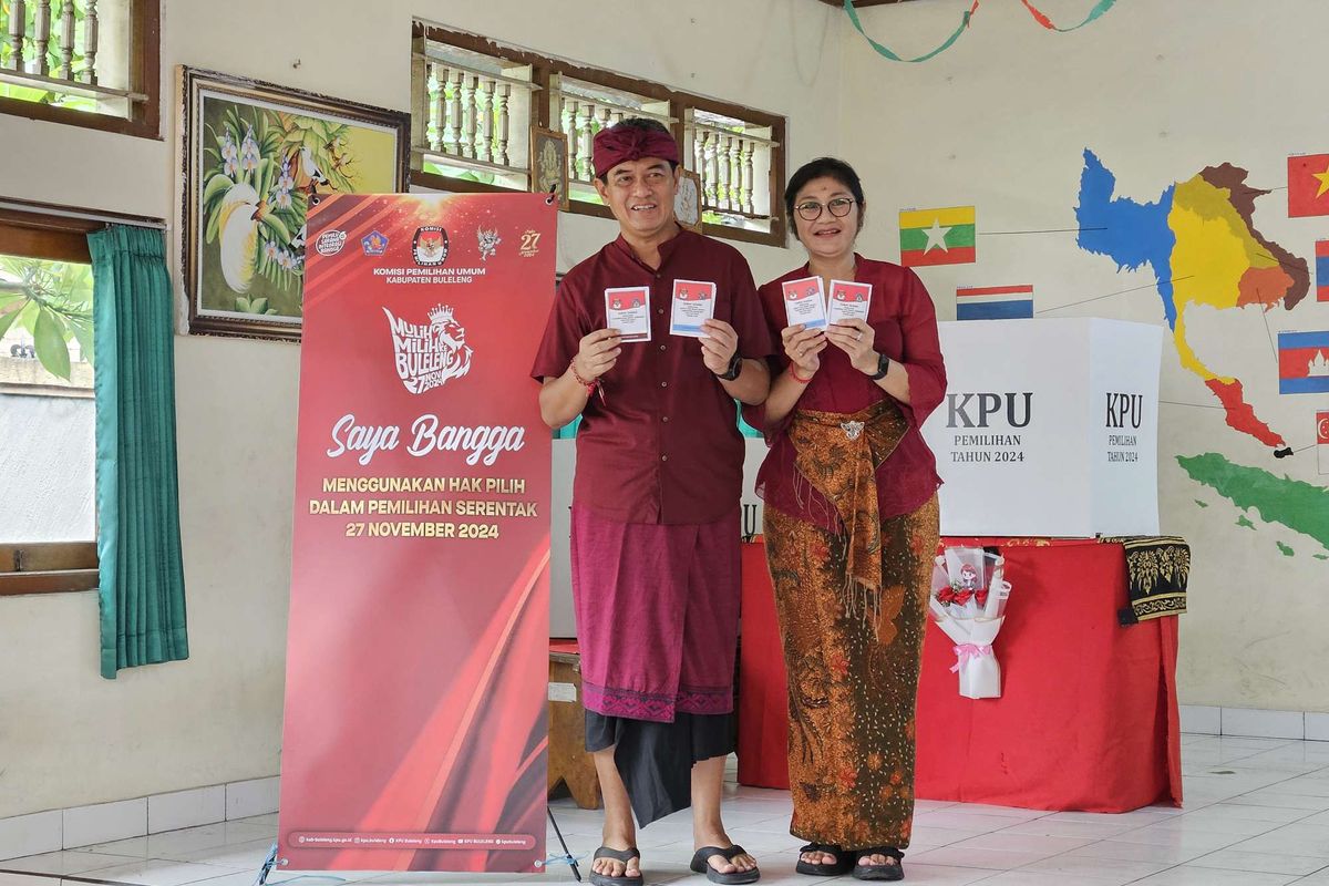 Calon wakil bupati Buleleng nomor urut 1, Gede Supriatna didampingi istrinya, Made Hermawati Diah Pertiwi, Rabu (27/11/2024) saat memilih di TPS 03 Desa Tejakula, Kecamatan Tejakula, Kabupaten Buleleng, Provinsi Bali.