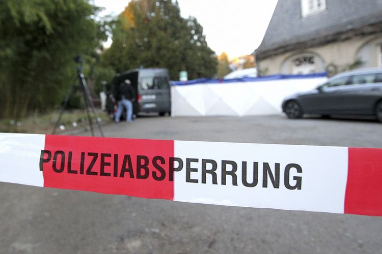 TKP penembakan di kampus Universitas Heidelberg, Jerman, ditutup garis polisi pada Senin (24/1/2022). Seorang pria bersenjata melukai beberapa orang di ruang kuliah lalu tewas.