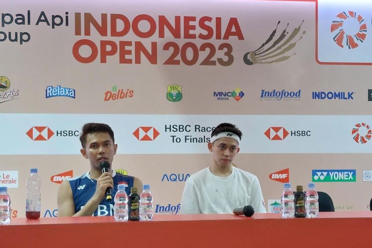 Fajar Alfian/Muhammad Rian Ardianto saat menjalani konferensi pers setelah memastikan tiket perempat final Indonesia Open 2023 di Istora Senayan, Kamis (15/6/2023). Fajar/Rian menang 21-14, 21-17 atas Ren Xiang Yu/Tan Qiang (China). 