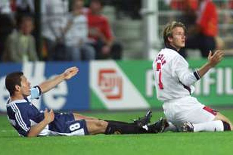 Gelandang Argentina, Diego Simeone, dilanggar pemain sayap Inggris, David Beckham, pada partai babak 16 besar Piala Dunia di Stadion Geoffroy Guichard, 30 Juni 1998.