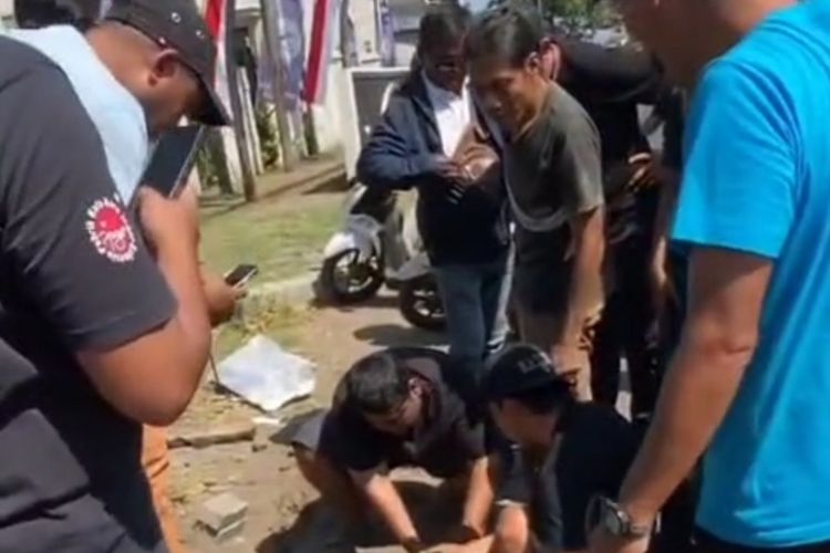 Para warga saat melakukan evakuasi ular yang tersangkut lubang drainase di pinggir Jalan Ringroad Utara tepatnya di depan Casa Grande, Maguwoharjo, Kapanewon Depok, Kabupaten Sleman. (Foto dokumentasi salah satu warga Jonathan)