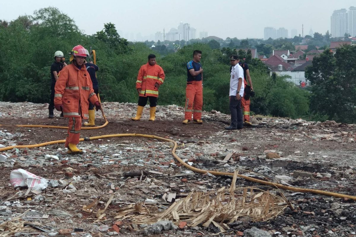 Pemadam kebakaran memadamkan asap yang muncul dari dalam tanah di Jalan Anggrek 1, Bintaro, Jakarta Selatan, Rabu (24/10/2018). 