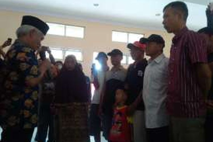 Perwakilan ex Gafatar asal Jawa Barat dibimbing membaca dua kalimat sahadat oleh Sekjen MUI Jabar, KH Rafani Achyar. 
