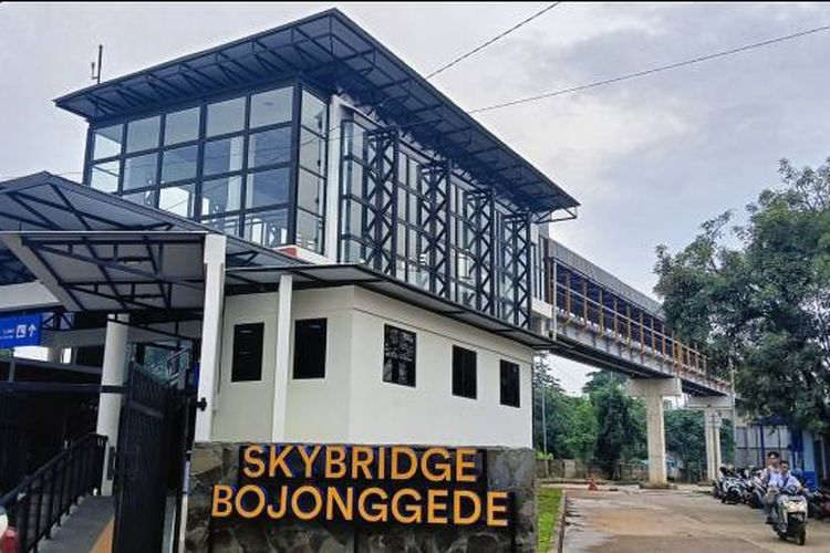 Badan Pengelola Transportasi Jabodetabek (BPTJ) bersama sejumlah pihak terkait menggelar uji coba operasional skybridge di Stasiun Bojonggede, Depok, Jawa Barat, Selasa (5/12/2023).