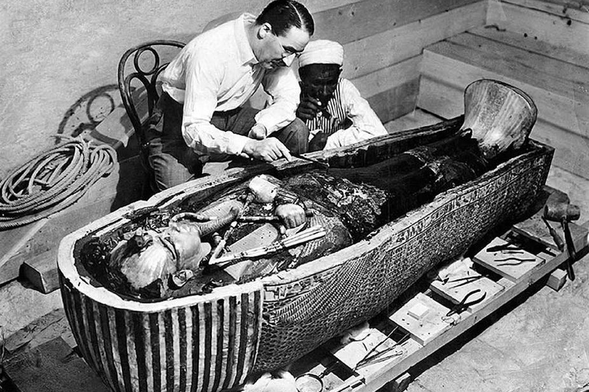 Arkeolog Howard Carter membuka sarkofagus firaun Mesir Tutankhamun