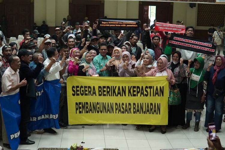 Bupati Bandung HM Dadang Supriatna menerima audiensi para pedagang yang tergabung dalam Forum Peduli Pedagang Pasar Banjaran, di Gedung Mohamad Toha, Soreang, Selasa (20/6/2023).
