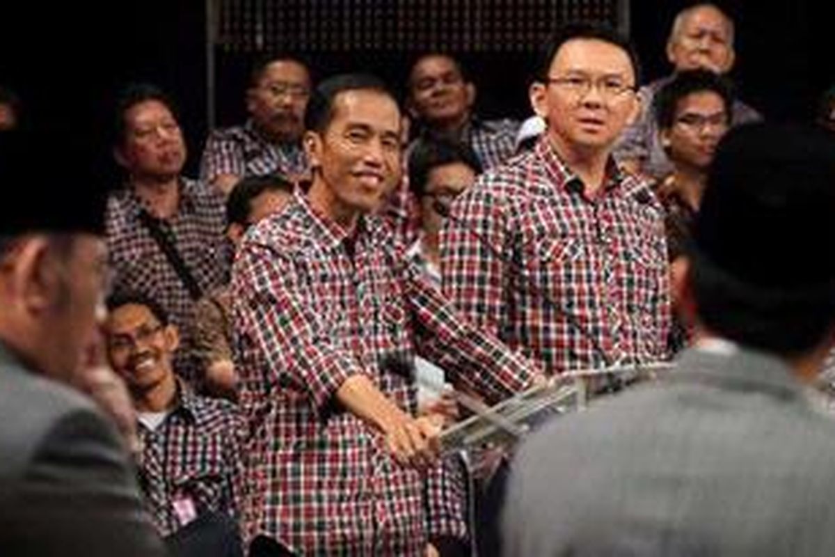 Calon Wakil Gubernur, Nachrowi Ramli, calon Gubernur, Joko Widodo, calon Wakil Gubernur, Basuki T Purnama, dan calon Gubernur, Fauzi Bowo (ki-ka), melakukan debat calon gubernur dan wakil gubernur di Jakarta, Minggu (16/9/2012). Pasangan pasangan Foke-Nara, bersama pasangan Jokowi-Ahok, melaju ke putaran kedua pilkada DKI Jakarta, yang akan berlangsung pada 20 September mendatang. 