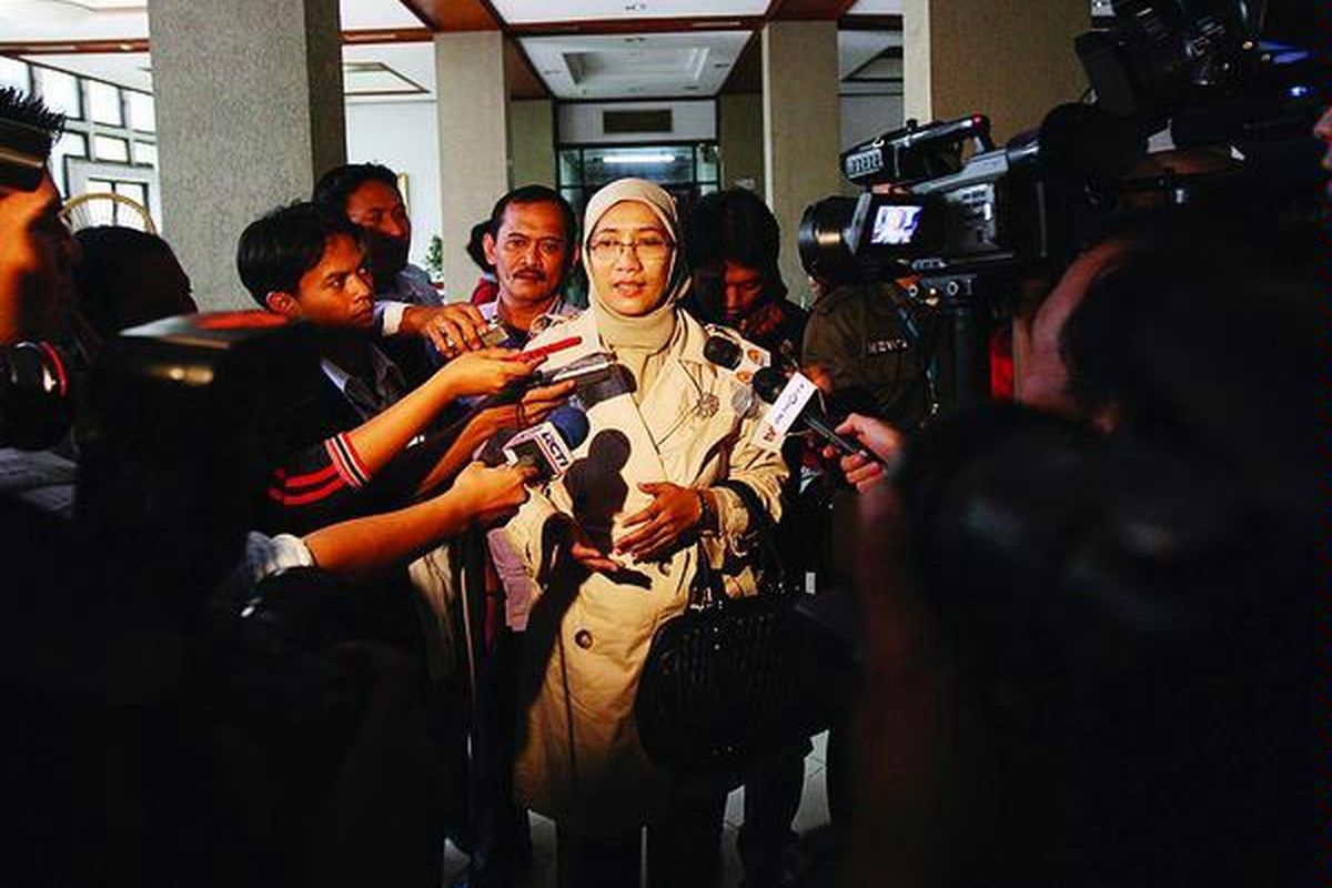 Mantan anggota Komisi Pemilihan Umum, Andi Nurpati, menjawab pertanyaan wartawan saat tiba di Gedung KPU, Jakarta, Rabu (23/6). Andi Nurpati menyatakan berhenti dari KPU dan menjadi Ketua Divisi Komunikasi Publik Partai Demokrat.