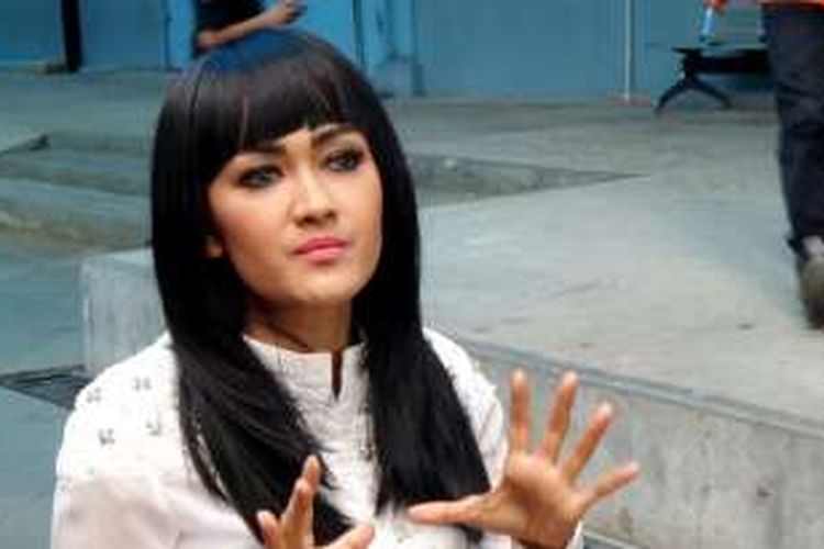 Penyanyi dangdut Julia Perez saat diabadikan di kawasan Tendean, Jakarta Selatan, Kamis (22/9/2016).