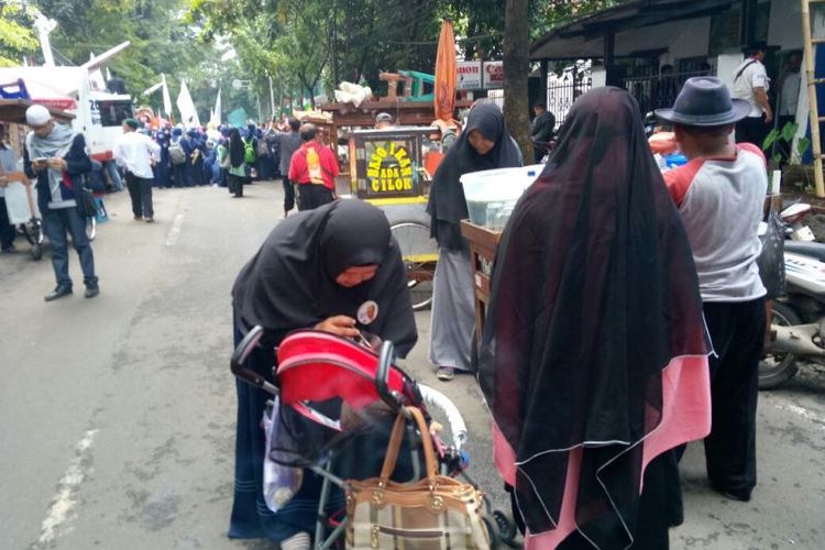 Hadirnya massa pendukung di lokasi sidang vonis Buni Yani di Gedung Dinas Perpustakaan dan Kearsipan Kota Bandung, Jalan Seram, Kota Bandung, Selasa (14/11/2017), membawa berkah bagi para pedagang kaki lima (PKL) dan pedagang asongan.