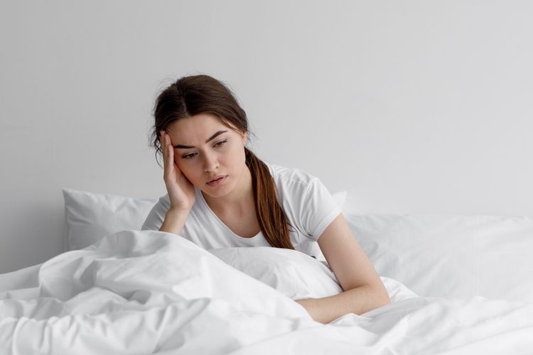 Ilustrasi kurang tidur. Kurang tidur bisa berdampak buruk pada berbagai aspek kehidupan, meliputi berat badan naik, imun tubuh melemah, hingga peningkatan risiko depresi.