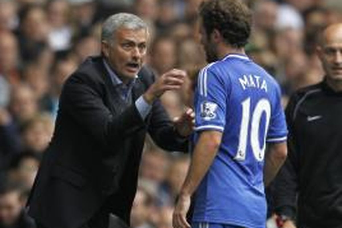 Manajer Chelsea Jose Mourinho (kiri) dan gelandang Chelsea Juan Mata (kanan) saat The Blues lawan Tottenham Hotspur di ajang Premier League, Sabtu (28/9/2013).
