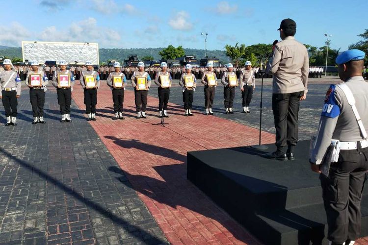 Kapolda Maluku, Irjen Pol Royke Lumowa saat memimpin upacara pemecatan dengan tidak hormat sembilan anggota Polda Maluku di lapangan upacara Polda Maluku, Senin (30/12/2019)