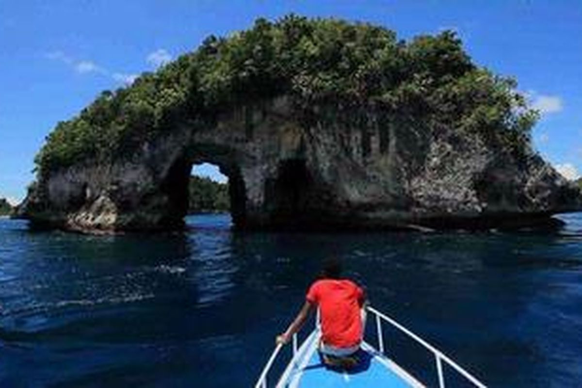 Sebuah pulau kecil dengan lubang di tengahnya bisa dijumpai sebelum masuk ke kawasan Kepulauan Wayag, Raja Ampat.