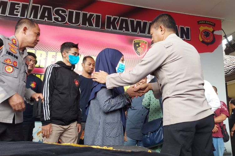 Keluarga korban pembunuhan anak di Cimahi bersalaman dengan petugas Polres Cimahi. Orangtua korban mengungkap syukur atas terungkapnya pelaku kasus ini. 