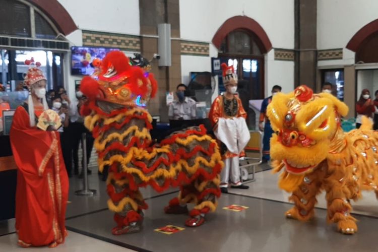 Atraksi barongsai di Stasiun Semarang Tawang, Selasa (1/2/2022)