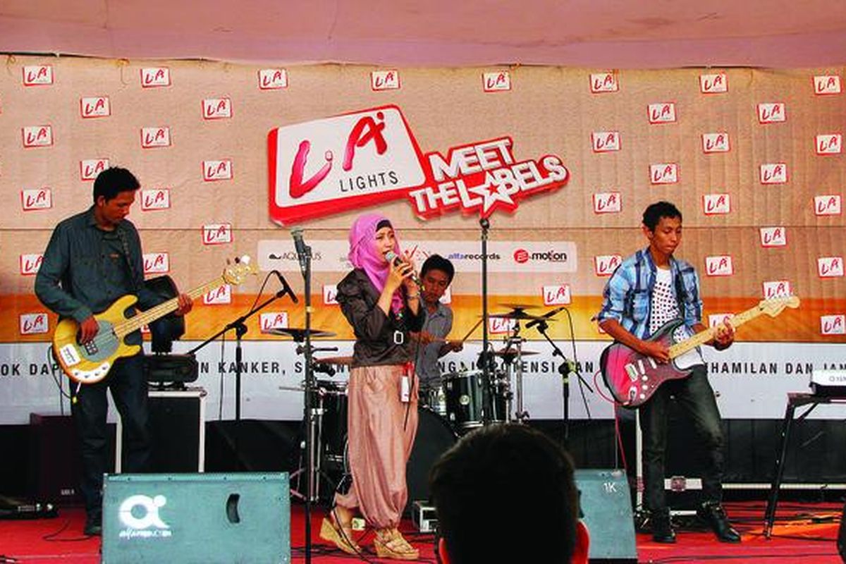 Band beraksi di LA Light Meet The Labels di Pontianak, Kalimantan Barat, Sabtu (6/10).