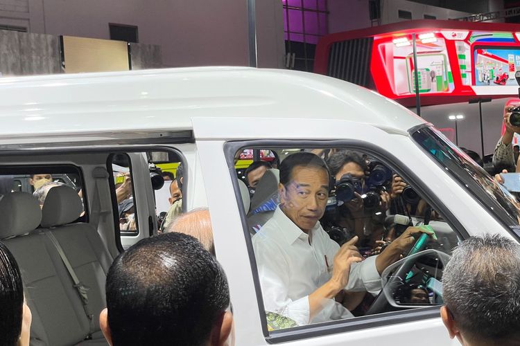 Jokowi duduk di dalam Esemka Bima EV di IIMS 2023