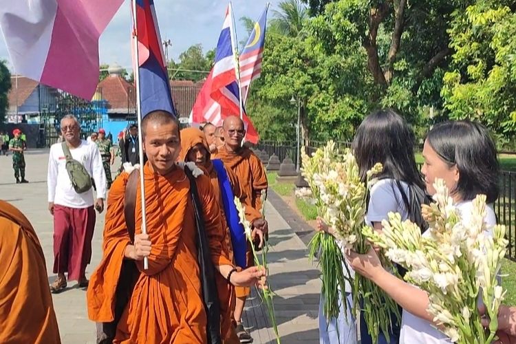 Biksu Thudong Tiba di Candi Borobudur, Lanjut Berdoa dan Pradaksina