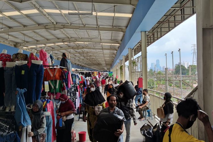 Situasi di Sky Bridge Pasar Tanah Abang, Senin (3/5/2021).