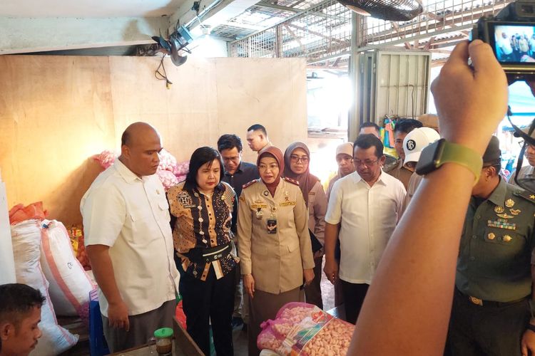 Anggota KPPU Hilman Pujana melakukan sidak di Pasar Terong, Makassar, Minggu (19/5/2024) 