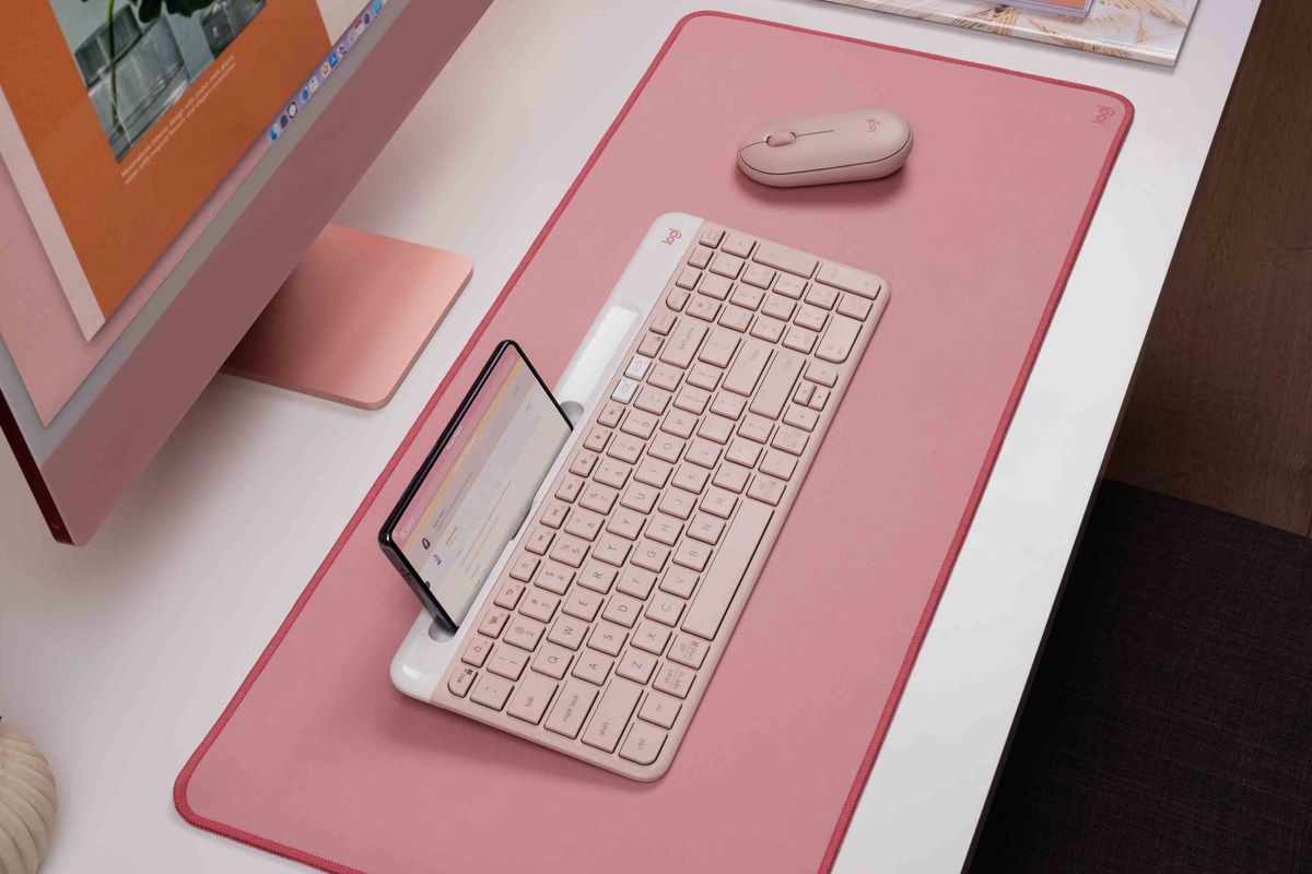 Logitech K580 Slim Multi-Device Wireless Keyboard yang digunakan di suasana ruangan serba pink.