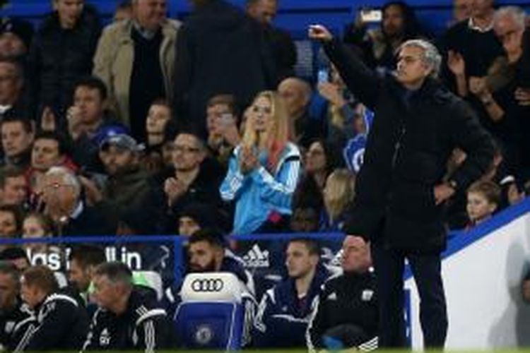 Salah satu ekspresi pelatih Chelsea Jose Mourinho saat mendampingi anak-anak didiknya, pada pertandingan Premier League melawan West Bromwich Albion, di Stamford Bridge, London, Sabtu (22/11/2014).