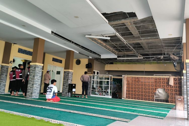 Pasca-Ledakan di Masjid Jember, Polisi Ikut Shalat Berjemaah Bersama Warga