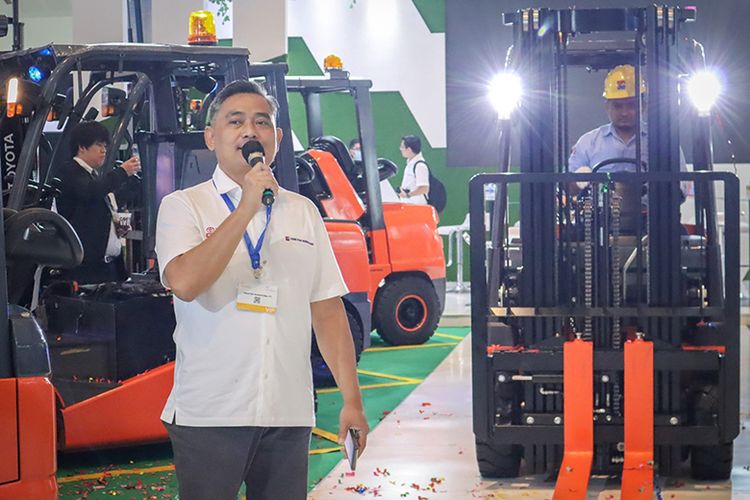 Pameran produk 60-8FB Series oleh Traktor Nusantara. 