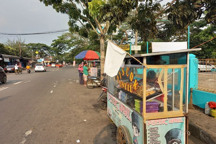 Sejumlah pedagang kaki lima di Rangkasbitung, Lebak, Banten, memasang bendera putih di gerobak mereka protes PPKM Darurat diperpanjang, Rabu (21/7/2021)