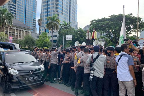 Demo BEM SI Ricuh, Kaki Polisi Terlindas Mobil Saat Saling Dorong dengan Massa