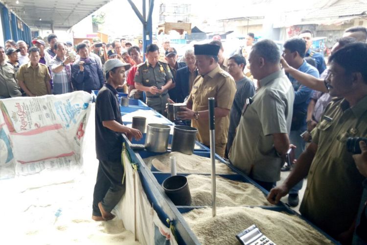 Wakil Bupati Karawang Ahmad Zamakhsyari menilai kelangkaan beras akibat gagal panen karena program tanam 3 kali dalam setahun yang terkesan di paksakan.